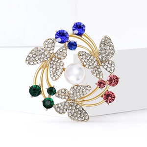 Eleganter goldener Schmetterlingskranz-Brosche mit Perle und bunten Edelsteinen auf Weiß