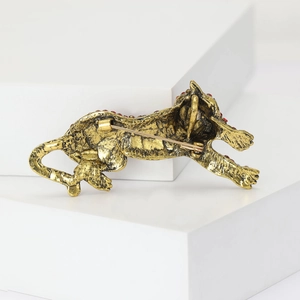 Vista macro della finitura in oro antico e della chiusura a spilla della spilla leopardo