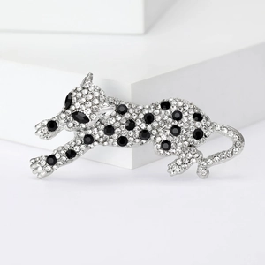 Dettaglio ravvicinato di una spilla a forma di leopardo con strass bianchi scintillanti