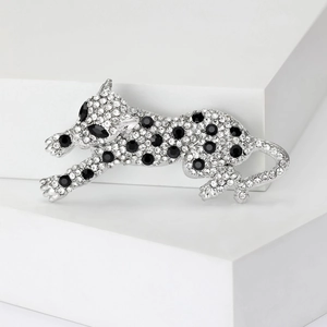 Dettaglio macro di una spilla a forma di leopardo in argento con cristalli bianchi