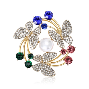 Luxueuze gouden vlinderbroche met een grote parel en veelkleurige edelstenen