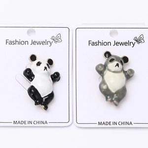 Detailansicht zweier Panda Emaille-Anstecknadeln mit glänzender Emaille-Oberfläche