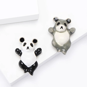 Süße Panda-Emaille-Anstecknadeln aus Legierung in Schwarz und Weiß auf weißem Dekor