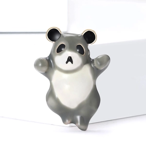 Niedliche Emaille-Brosche in Panda-Optik mit grau-weißem Design auf Geometrie-Deko
