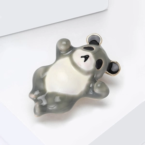 Minimalistische Emaille-Panda-Brosche mit Goldrand auf weißem Block
