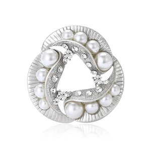 Élégante broche triangulaire argentée avec perles blanches et strass brillants sur fond blanc