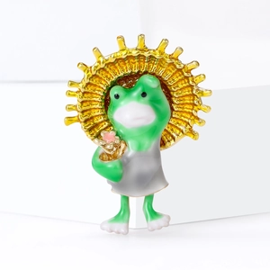 Charmante broche grenouille en émail vert avec fleur et fond doré en rayons de soleil