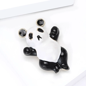 Detailaufnahme einer Panda-Emaille-Brosche mit vergoldeten Kanten und Glanzeffekt