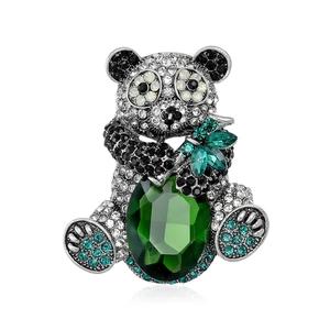 Broche panda scintillante avec cristal vert et strass noirs et blancs sur fond blanc