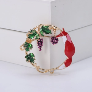 Spilla creativa in lega con volpe e uva con dettagli in smalto colorato su bianco
