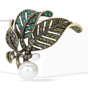 Eleganter Vintage-Blattbrosche mit bunten Strasssteinen und weißen Perlen auf Goldmetall