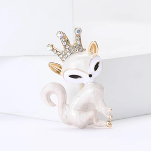 Broche renard élégante avec émail blanc, couronne dorée et strass sur un bloc blanc