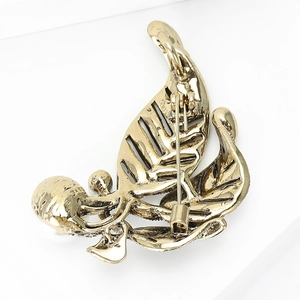 Makroansicht der Blattbrosche aus Goldlegierung mit matter Oberfläche und Sicherheitsnadel