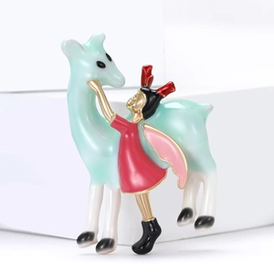 Broche en émail dessin animé avec bois de cerf et girafe sur un présentoir minimaliste