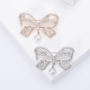 Élégante Broche Nœud en Alliage Strass Creux Arc Pendentif Künstliche Perle Broches pour Femmes Mariage Fête Bijoux Accessoires