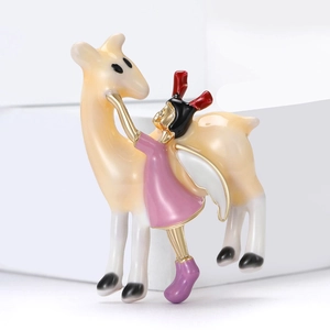 Broche en émail fille en robe rose caressant un cerf jaune avec style féerique