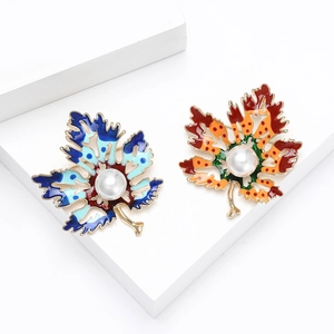 Broches élégantes en forme de feuille d'érable avec émail dégradé et perle centrale