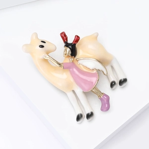 Vue détaillée de la broche en émail coloré avec une fille serrant une girafe jaune