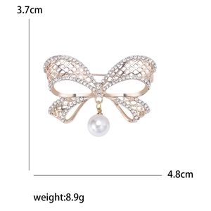 Broche papillon dorée avec strass et pendentif perle blanche de 4.8cm de largeur