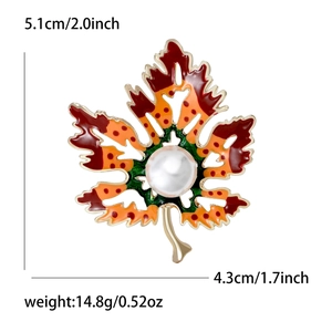 Détail de la broche feuille d'érable en émail avec perle, taille 5,1x4,3cm et poids 14,8g