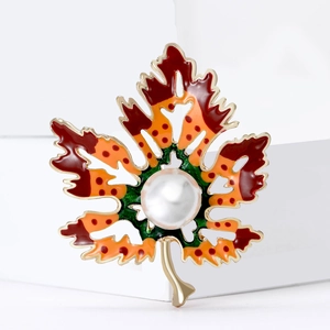 Broche en forme de feuille avec émail et perle blanche sur socle minimaliste