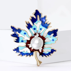 Broche élégante en forme de feuille d'érable avec émail coloré et perle centrale