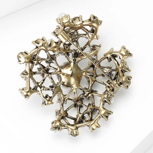 Detailed back view of vintage gold alloy brooch showing secure safety pin and镂空 texture
