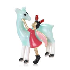 Broche artistique en émail représentant une fille et un cerf en alliage doré poli