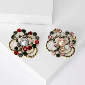 Vintage Alloy Flower Brooch With Faux Artificial Pearl Rhinestone Inlaid Retro Palace Style Gold Plated Clothing Accessory For Women Banquet Party