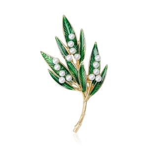 Elegant Green Ash Leaf Brooch Alloy Enamel With White Faux Artificial Pearl Vintage Forest Style Pin For Coat Sweater Women Jewelry