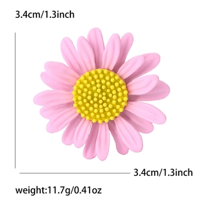 Détail de la broche marguerite en émail rose avec dimensions 3,4 cm et poids 11,7 g
