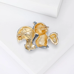 Vue détaillée du dos d'une broche écureuil dorée montrant l'épingle et la texture métal