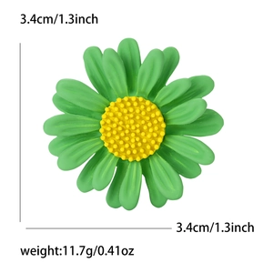 Gros plan détaillé d'une broche marguerite verte de 3,4 cm avec centre jaune texturé