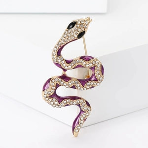 Détail de la broche serpent sertie de strass avec émail violet et finition plaquée or