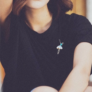 Élégante broche danseuse de ballet avec cristaux bleus sur un t-shirt noir chic