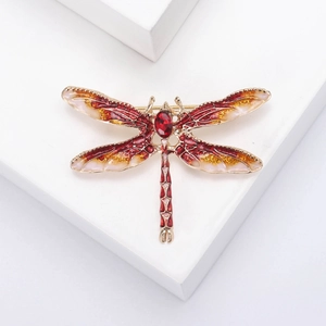 Exquisite goldene Libelle-Brosche mit roten Emailleflügeln und glänzendem Kristall