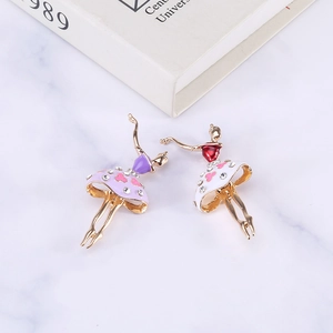 Broches danseuse de ballet élégantes en émail et strass sur marbre chic