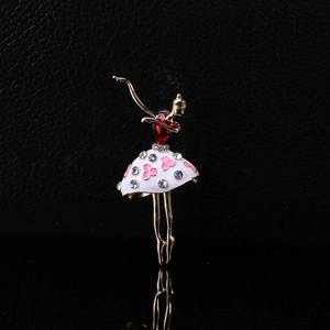 Détail d'une broche ballerine avec bustier émaillé rouge et jupe à fleurs en cristal