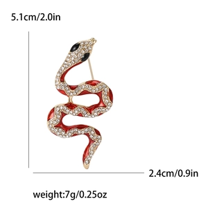 Broche serpent vintage avec cristaux blancs et détails en émail rouge sur fond blanc