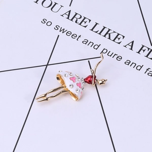 Détail de la broche ballerine en alliage doré avec des strass étincelants