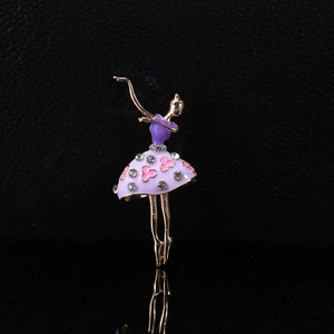 Détail de la broche ballerine avec émail violet et accents de cristaux brillants