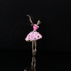 Détails de la broche ballerine en cristal rose avec base dorée et motifs floraux raffinés