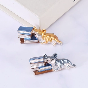 Creative cute lazy cat enamel brooches featuring kittens sleeping on books for clothing