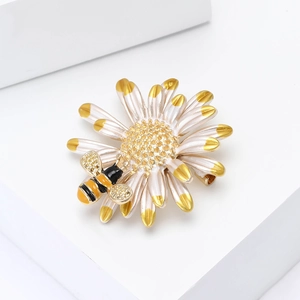 Cute daisy and honey bee brooch in alloy enamel with gold-tone accents for women
