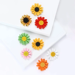 Broches fleur marguerite en plusieurs couleurs sur des supports géométriques modernes