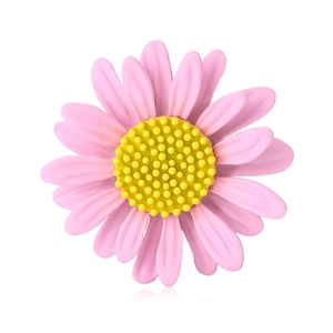 Broche chic marguerite en émail avec centre jaune et pétales roses superposés