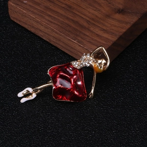 Detailaufnahme der Ballerina-Brosche mit rotem Emaille-Rock und glänzenden Strasssteinen
