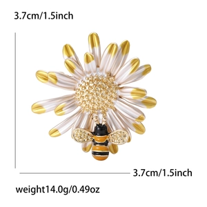 Exquisite enamel daisy brooch with a small golden bee, 3.7cm floral lapel pin for women