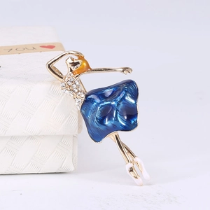 Detailansicht einer eleganten Ballerina-Brosche mit blauem Emaille und Strasssteinen