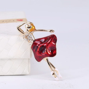 Detailansicht der goldenen Ballerina-Brosche mit rotem Emaille-Rock und Kristallen